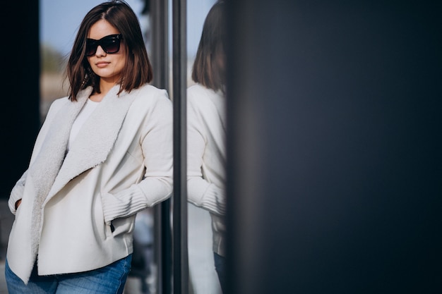 Retrato de mujer joven en la ciudad