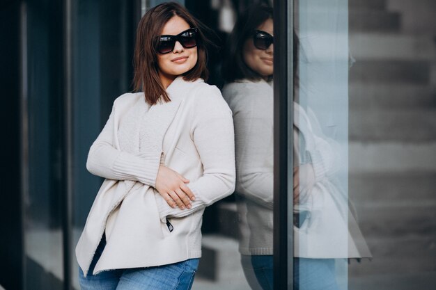 Retrato de mujer joven en la ciudad