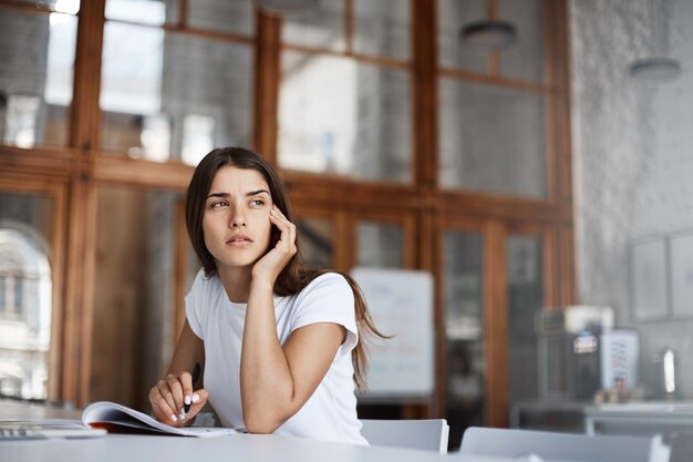 Retrato de mujer joven concentrada en sus pensamientos Buscando un futuro brillante desarrollando software