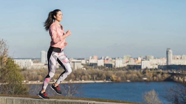 Foto gratuita retrato de mujer joven corriendo al aire libre