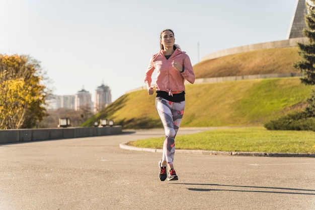 Retrato de mujer joven corriendo al aire libre