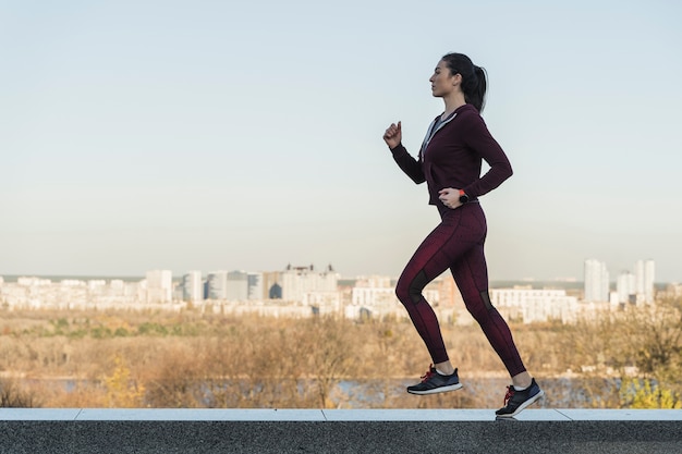 Retrato de mujer joven corriendo