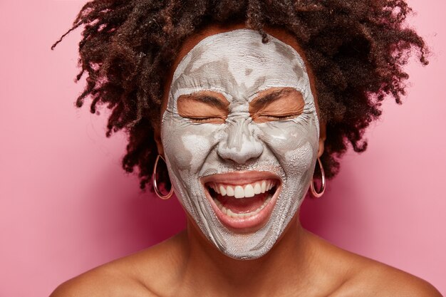 Retrato de mujer joven con corte de pelo afro y mascarilla