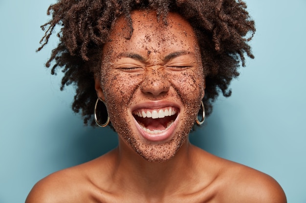 Retrato de mujer joven con corte de pelo afro y mascarilla