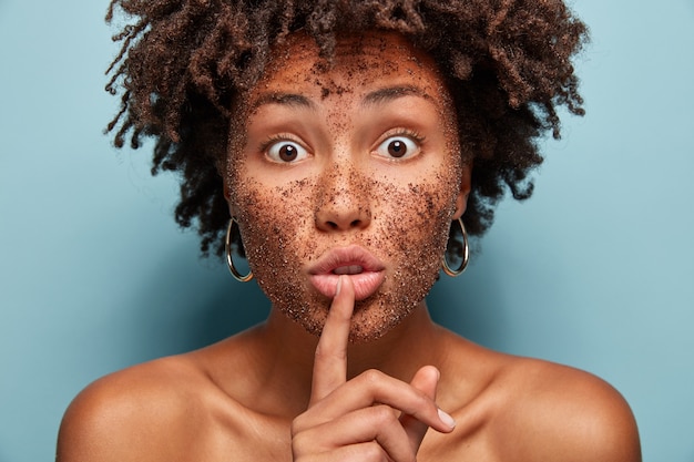 Retrato de mujer joven con corte de pelo afro y mascarilla