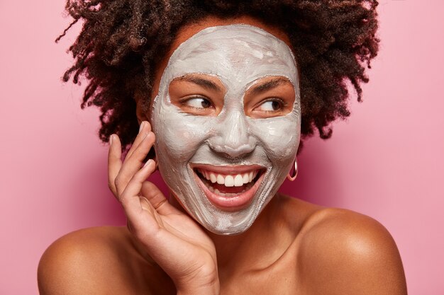 Retrato de mujer joven con corte de pelo afro y mascarilla