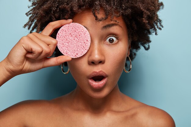 Retrato de mujer joven con corte de pelo afro