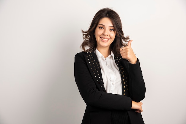 Foto gratuita retrato de mujer joven dando pulgares.