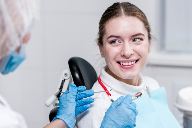 Retrato de mujer joven en el dentista