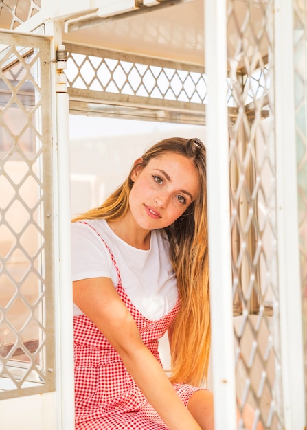 Retrato de mujer joven dentro de la cabina de noria