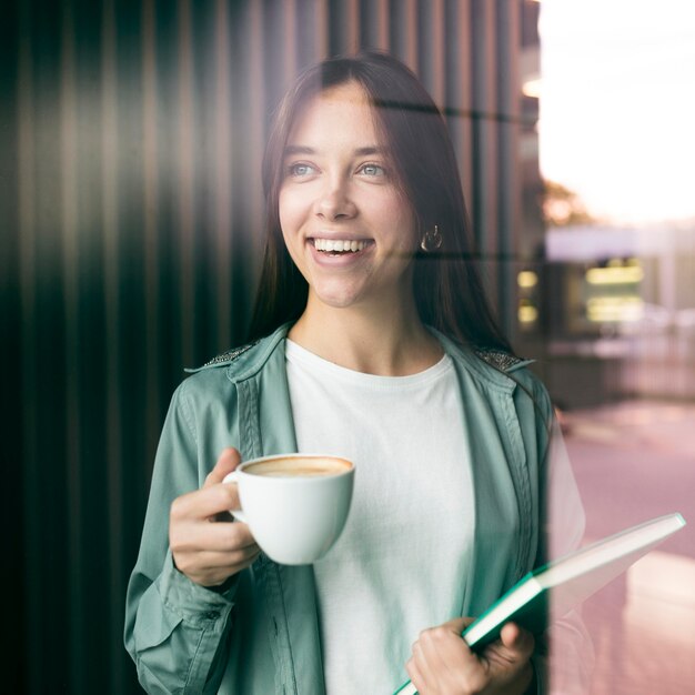 Retrato de una mujer joven disfrutando de un café