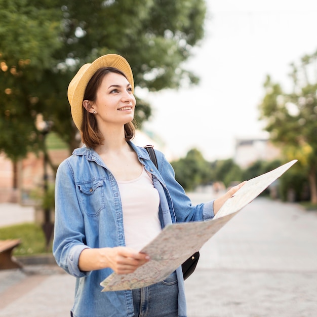 Foto gratuita retrato de mujer joven disfrutando de viajar