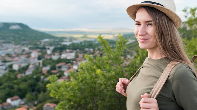 Retrato de mujer joven disfrutando de viaje