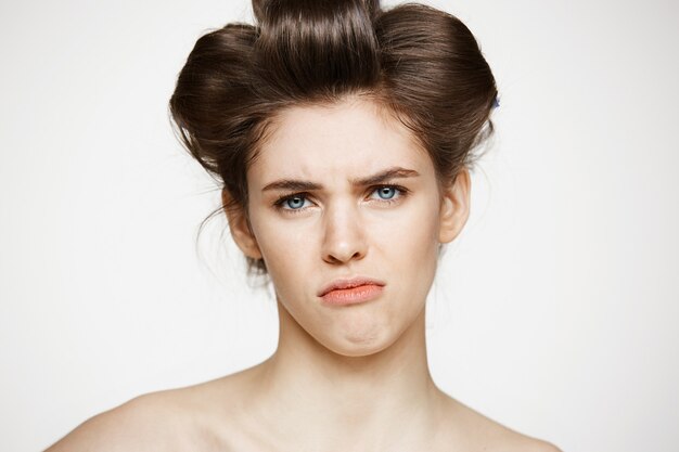 Retrato de mujer joven disgustado en Rizadores para el cabello. Cosmetología de belleza y spa.