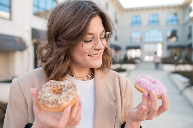 Retrato de mujer joven con donas