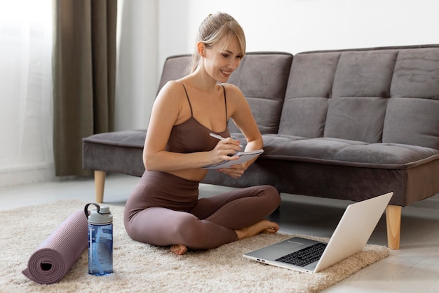 Retrato, mujer joven, ejercicio, en casa