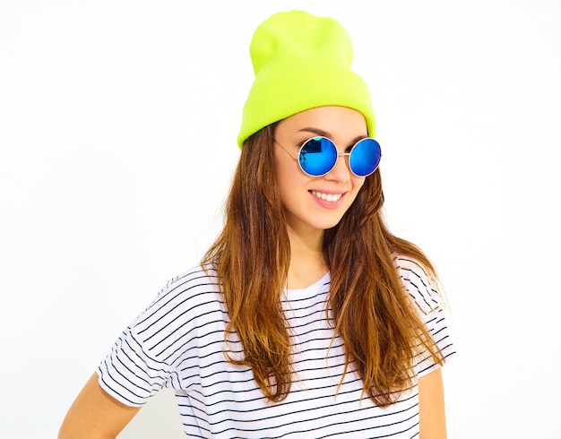 Retrato de mujer joven elegante modelo en ropa casual de verano en gorro amarillo. Aislado en blanco