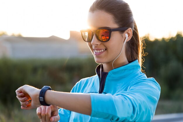 Retrato de mujer joven con ellos smartwatch después de correr.