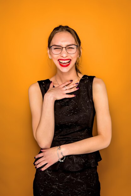 Retrato de mujer joven con emoción feliz