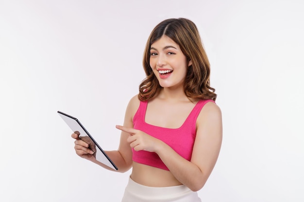 Retrato de mujer joven emocionada celebración tablet aislado sobre fondo blanco.