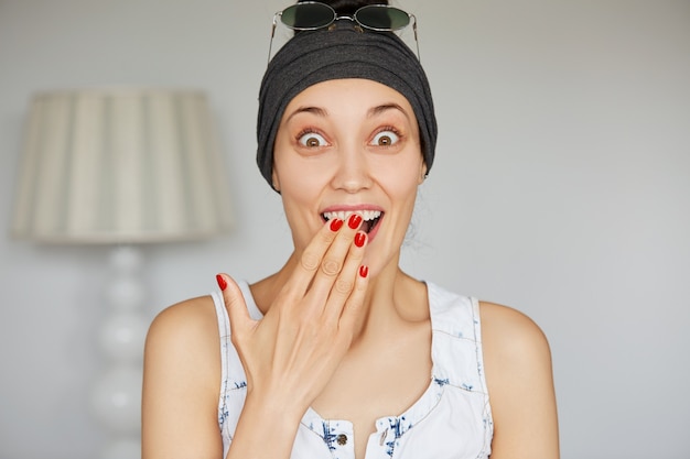 Foto gratuita retrato de mujer joven emocionada diciendo sí a la propuesta de su novio