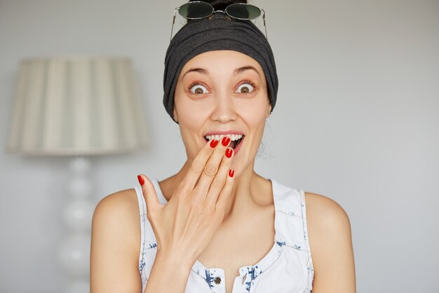 Retrato de mujer joven emocionada diciendo sí a la propuesta de su novio