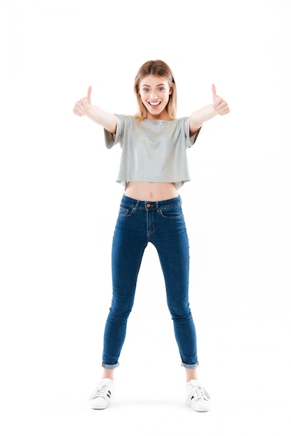 Foto gratuita retrato de una mujer joven emocionada feliz de pie