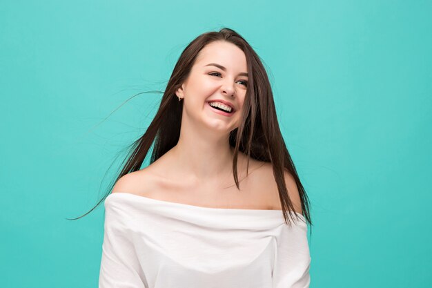 Retrato de mujer joven con emociones felices