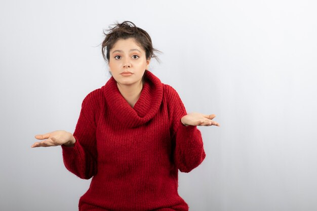 Retrato, de, un, mujer joven, encogiéndose de hombros