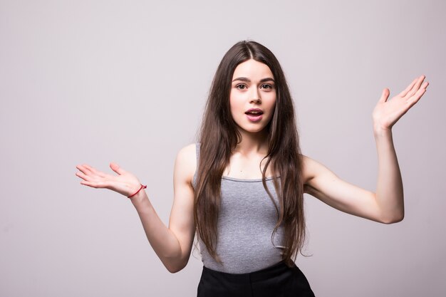 Retrato de una mujer joven encogiéndose de hombros