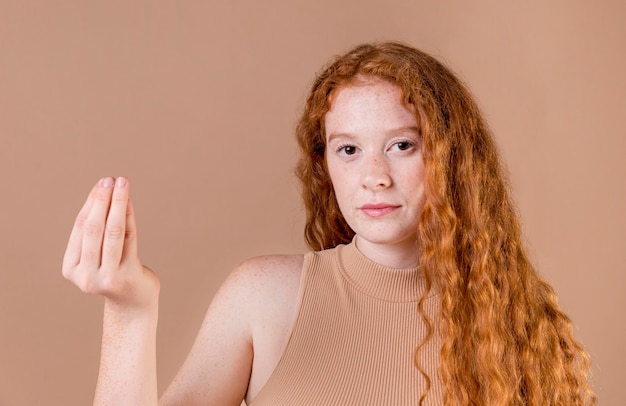 Retrato, de, un, mujer joven, enseñanza, lenguaje de señas