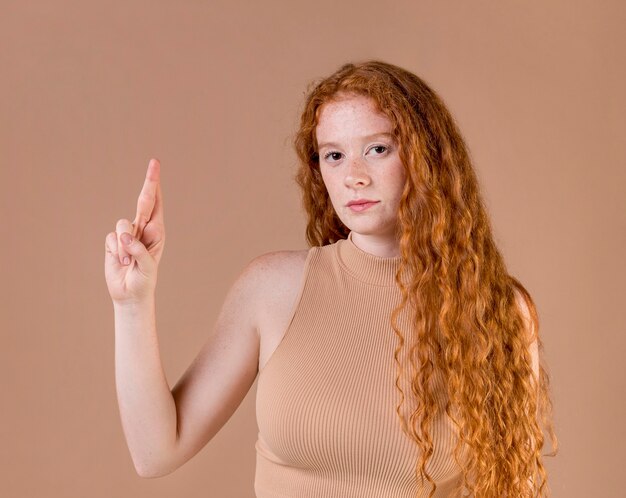 Retrato, de, un, mujer joven, enseñanza, lenguaje de señas