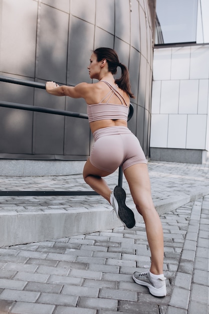 Retrato de mujer joven entrenando en el parque al aire libre