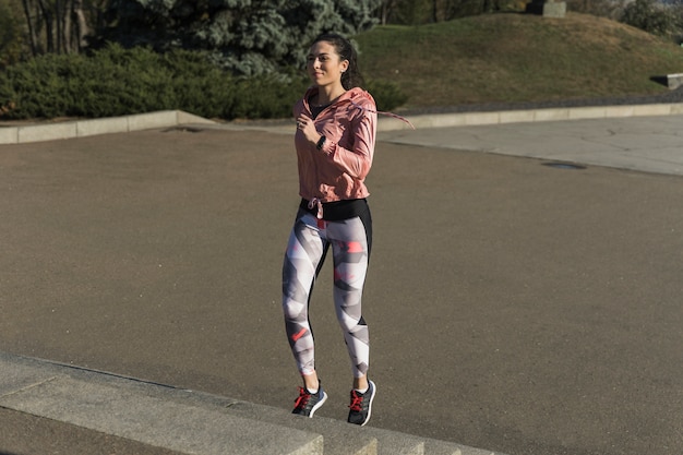 Foto gratuita retrato de mujer joven entrenando