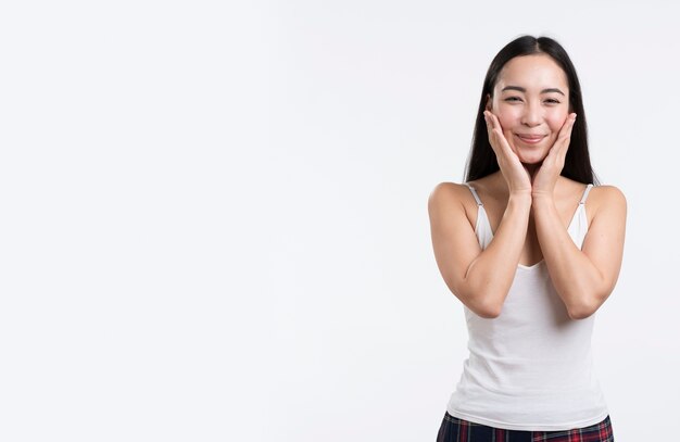 Retrato mujer joven con espacio de copia