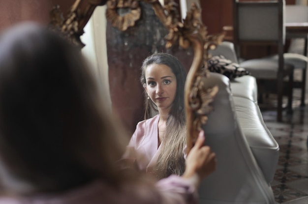 retrato de una mujer joven en el espejo