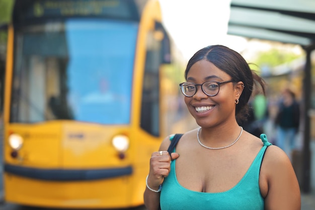 Foto gratuita retrato de una mujer joven en una estación de tranvía