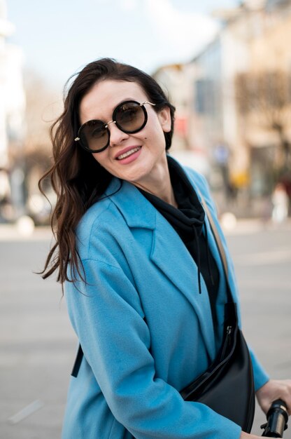 Retrato de mujer joven con estilo con gafas de sol