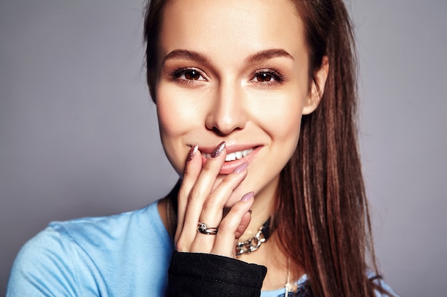 Retrato de mujer joven con estilo hermosa