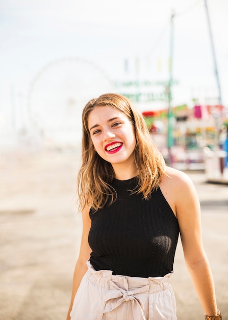 Foto gratuita retrato de mujer joven con estilo con lápiz labial rojo