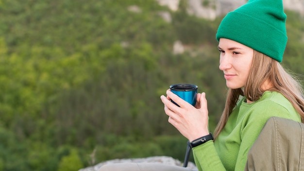 Retrato de mujer joven con estilo relajante al aire libre