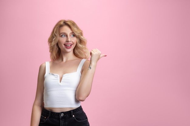 Retrato de mujer joven en estudio rosa