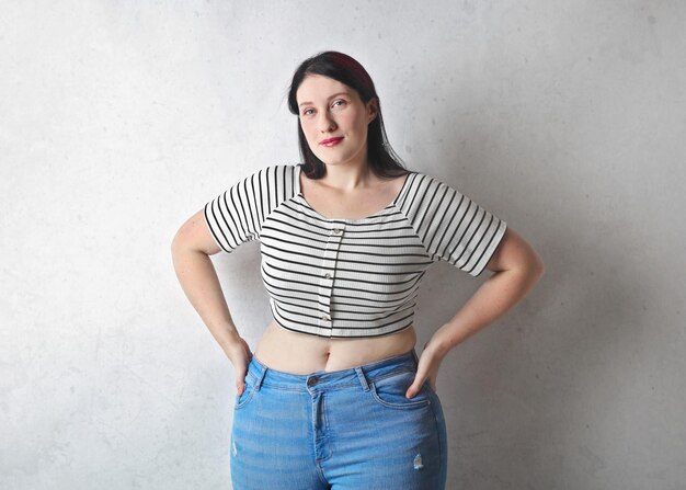 retrato de una mujer joven en el estudio