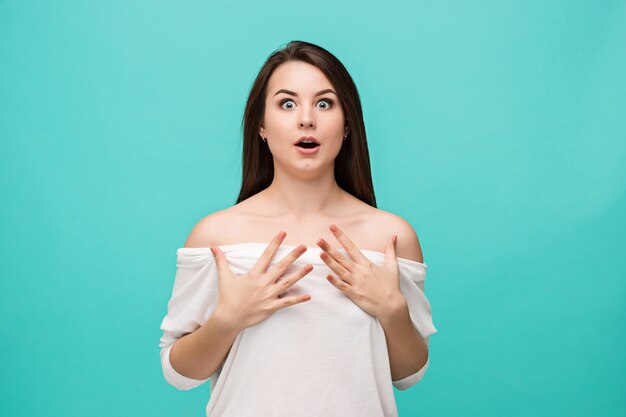 Retrato de mujer joven con expresión facial sorprendida