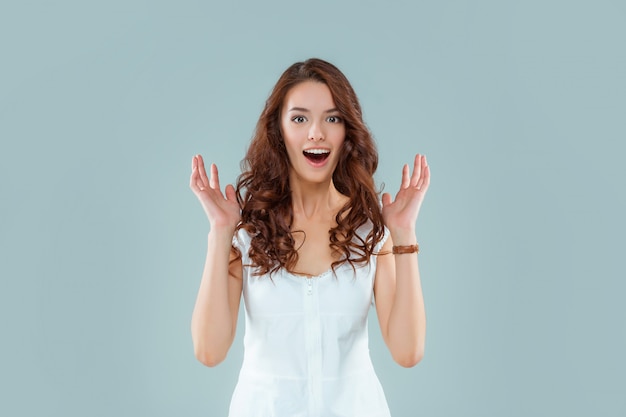 Retrato de mujer joven con expresión facial sorprendida