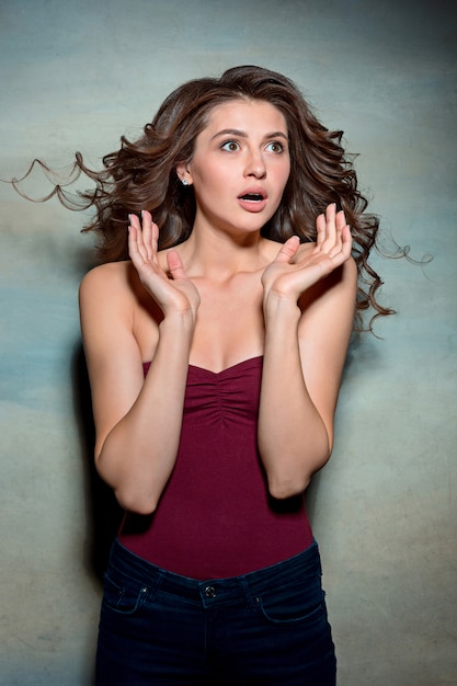 Retrato de mujer joven con expresión facial sorprendida