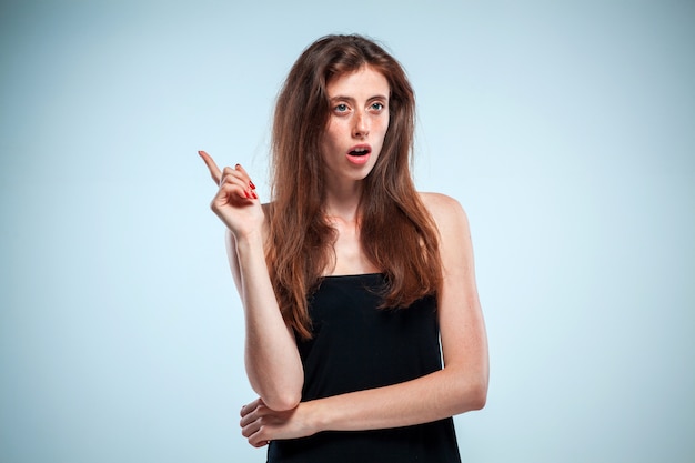 Retrato de mujer joven con expresión facial sorprendida