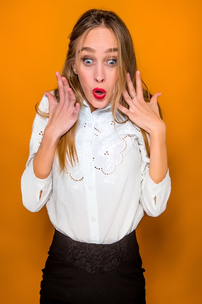 Foto gratuita retrato de mujer joven con expresión facial sorprendida