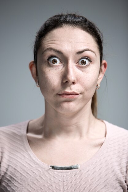 Retrato de mujer joven con expresión facial sorprendida