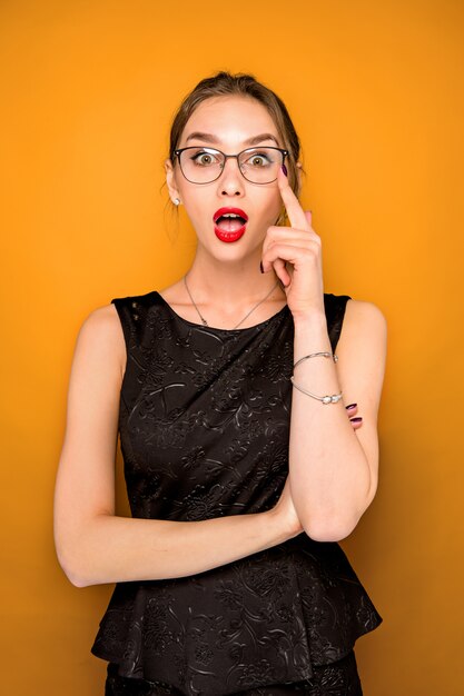 Retrato de mujer joven con expresión facial sorprendida